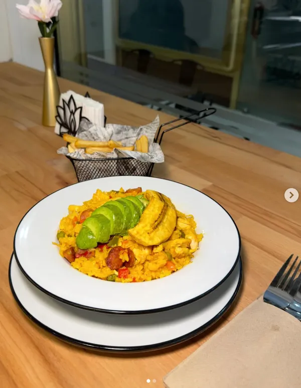 Arroz colombiano con pollo, chorizo, aguacate y plátano maduro