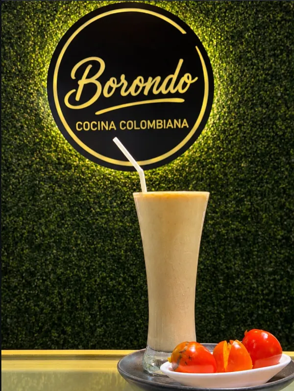 Jugo de tomate de árbol frente al letrero de Borondo