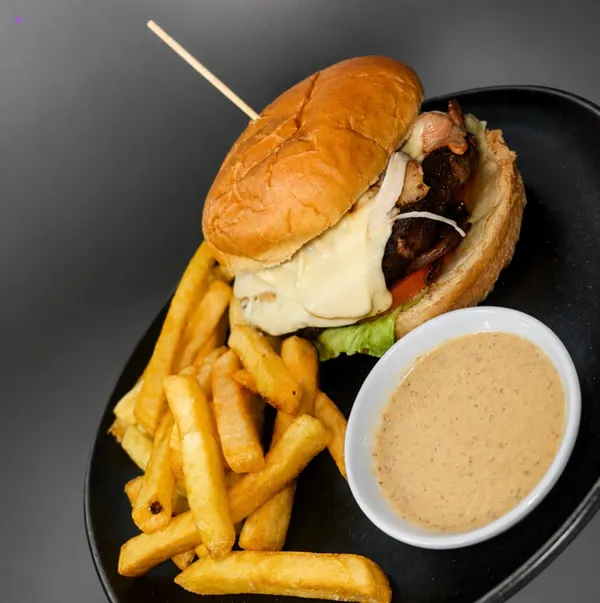 Hamburguesa Borondo con queso fundido, bacon y patatas fritas