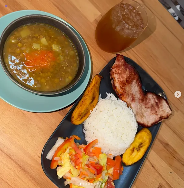 Menú del día Borondo: sopa de lentejas, carne asada, arroz, plátano y ensalada